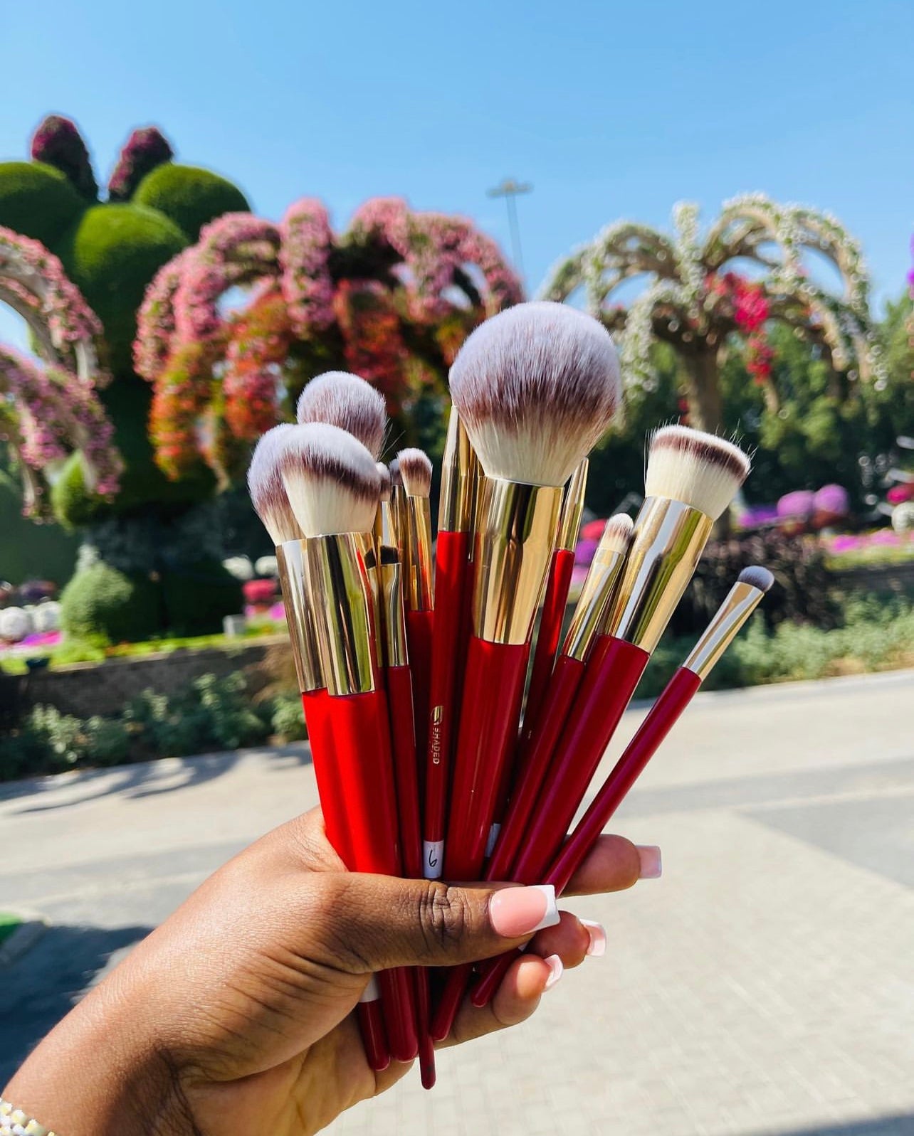 SHADED BEAUTY 'DARE TO BE' 18 PIECE BRUSH SET